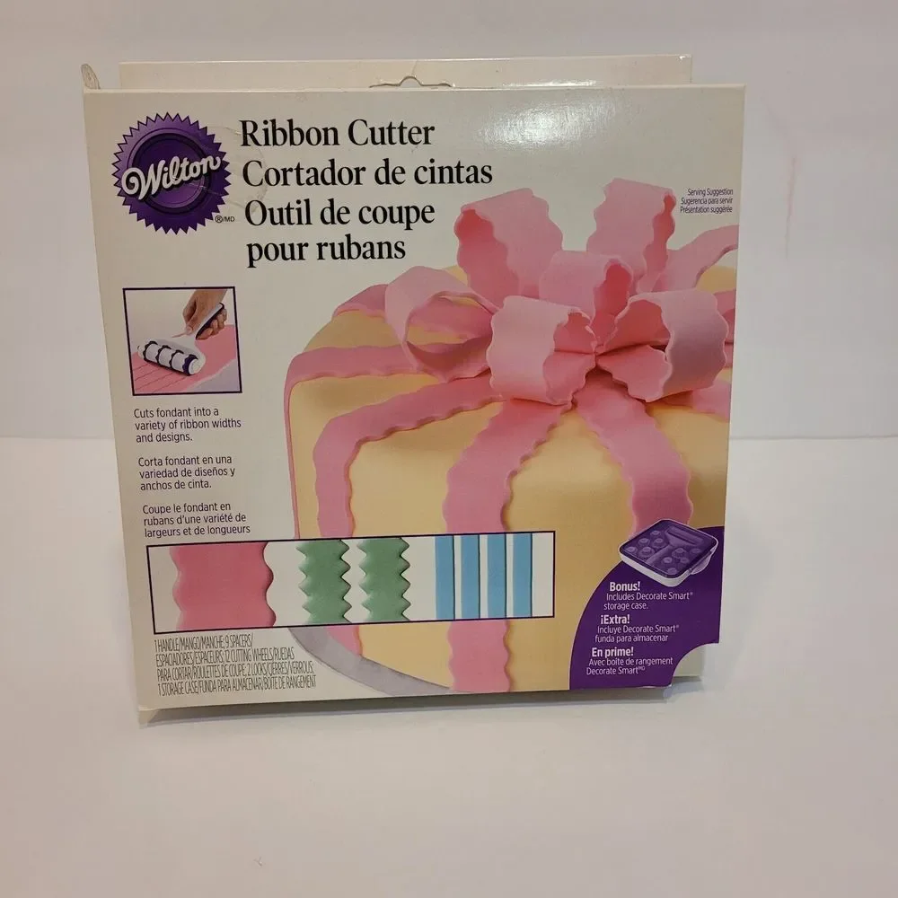 Wilton Fondant Ribbon Cutter Set with Bonus Storage‎ Case Cake Decorating